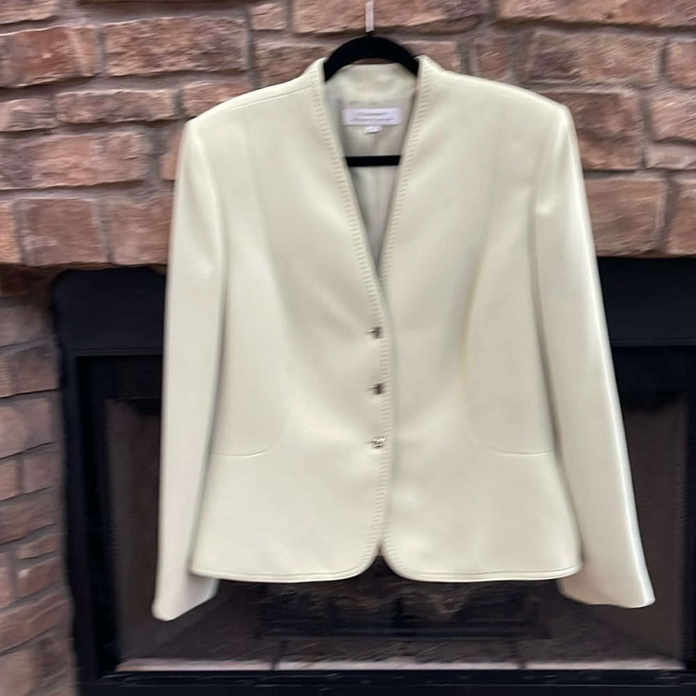 Tahari mint green jacket with black stitching and 2 front pockets. Size 18.